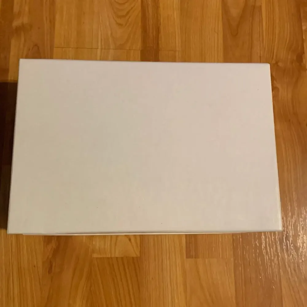 Vince empty‎ shoe box